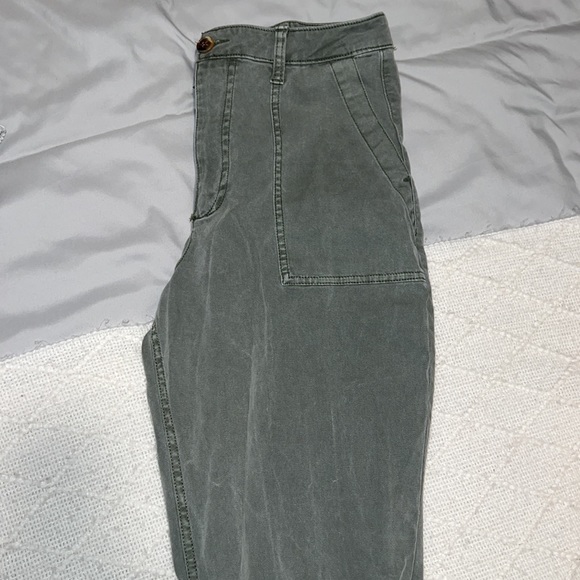 Adjustable Old Navy Pants in Olive Green - Picture 4 of 4